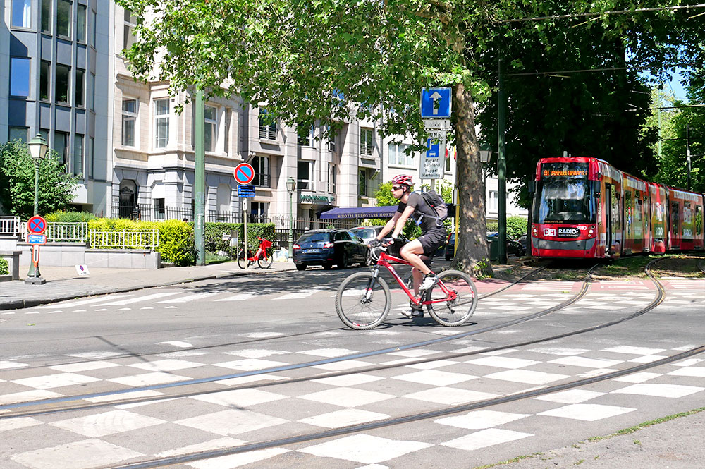 Cycliste traversant un passage en damier dans un carrefour
